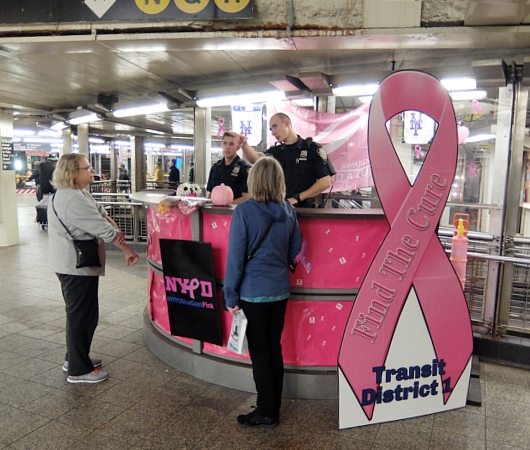 ニューヨーク市警（NYPD）がピンク色に?!　Breast Cancer Awareness Month_b0007805_23191810.jpg