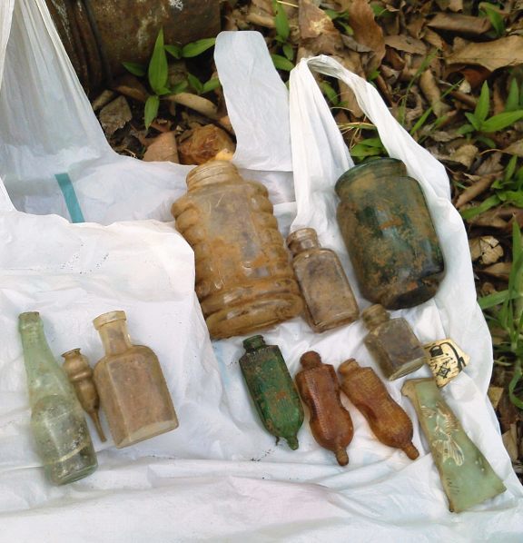 昔の瓶?途中経過の物 ボトルディギング…12 3箇所目編 : 足下から瓶が(ry