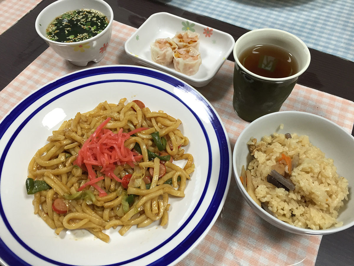 昼 焼うどん わかめスープ シュウマイ 五目ご飯 今日の献立