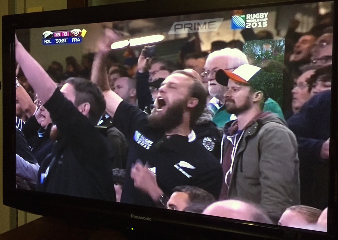 朝から勝ちゲーム、ご機嫌の日曜日/ All Blacks Demolished France_e0310424_17385859.jpg