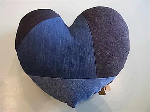 HOLLYWOOD RANCH MARKET / HRR DEN HEART M CUSHION_f0139457_15172578.jpg