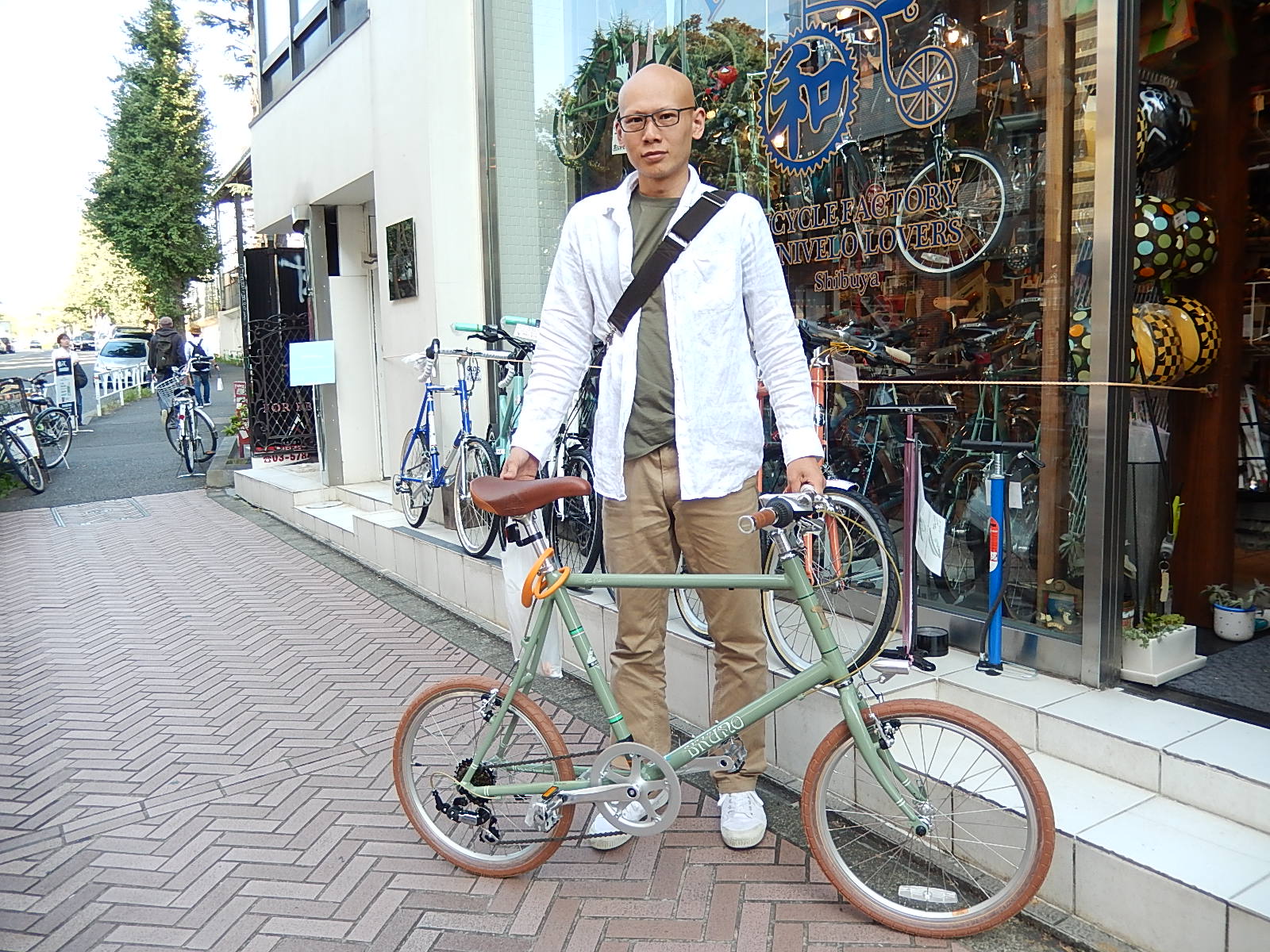 10月18日　渋谷　原宿　の自転車屋　FLAME bike前です_e0188759_1658332.jpg