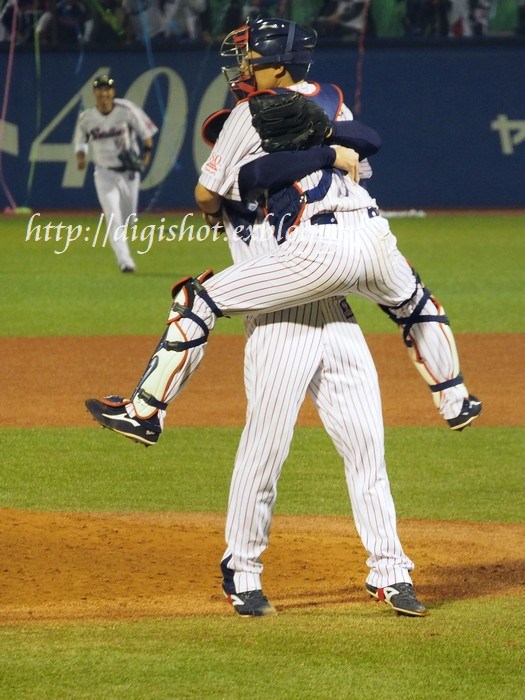 10/17神宮観戦フォト ヤクルトCS優勝の瞬間 抱き合うバーネット&中村、真中監督の胴上げなど_e0222575_119155.jpg