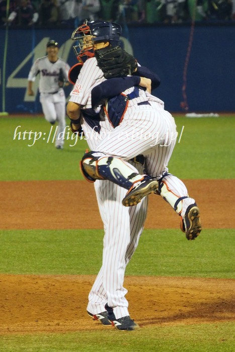 10/17神宮観戦フォト ヤクルトCS優勝の瞬間 抱き合うバーネット&中村、真中監督の胴上げなど_e0222575_1192433.jpg