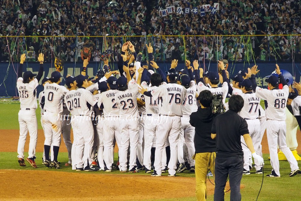 10/17神宮観戦フォト ヤクルトCS優勝の瞬間 抱き合うバーネット&中村、真中監督の胴上げなど_e0222575_12350100.jpg