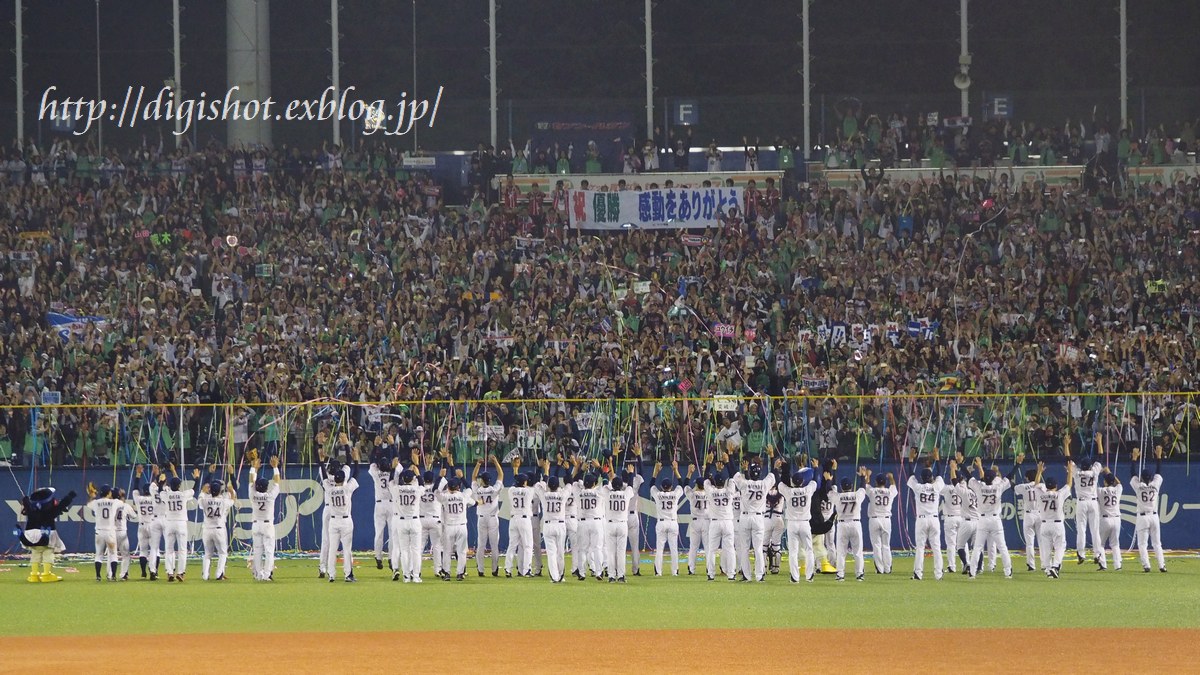 10/17神宮観戦フォト ヤクルトCS優勝の瞬間 抱き合うバーネット&中村、真中監督の胴上げなど_e0222575_1243267.jpg