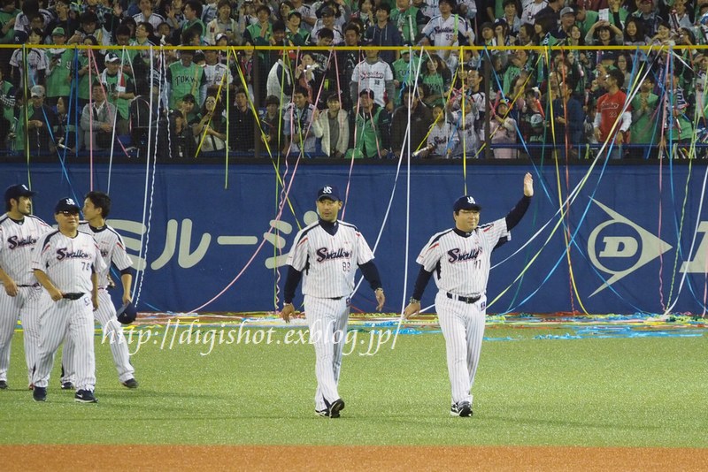 10/17神宮観戦フォト ヤクルトCS優勝の瞬間 抱き合うバーネット&中村、真中監督の胴上げなど_e0222575_1244219.jpg