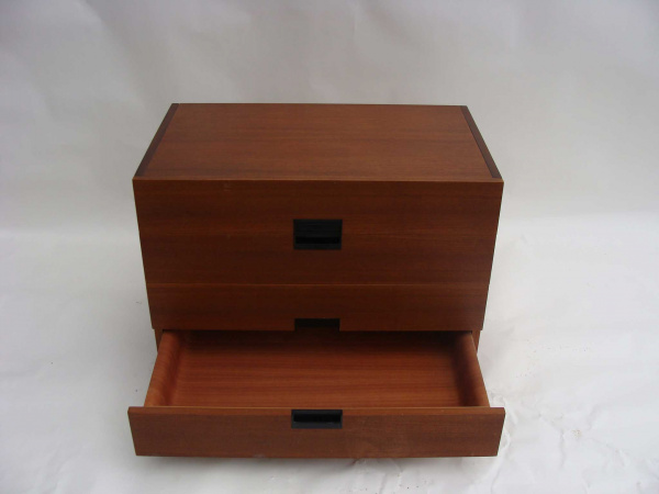 \"Cees Braakman small drawer unit\"ってこんなこと。_c0140560_10464387.jpg