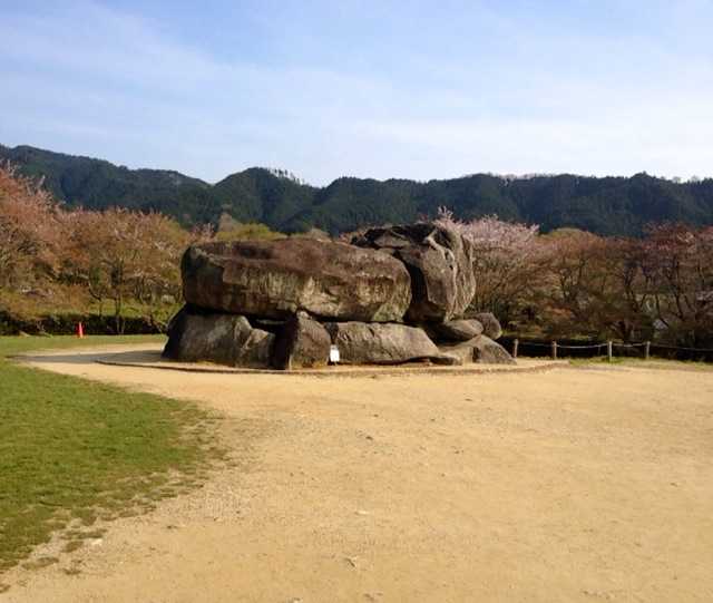 奈良の桜と大きな石と夕陽：吉野山,石舞台古墳,東大寺二月堂_d0339885_13481282.jpg