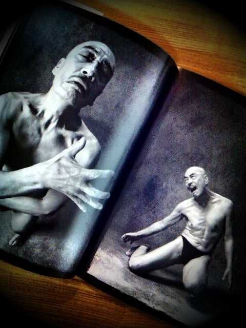 買っちゃった・・・麿赤兒の肉体美満載:ハイパーアングルポーズ集SP