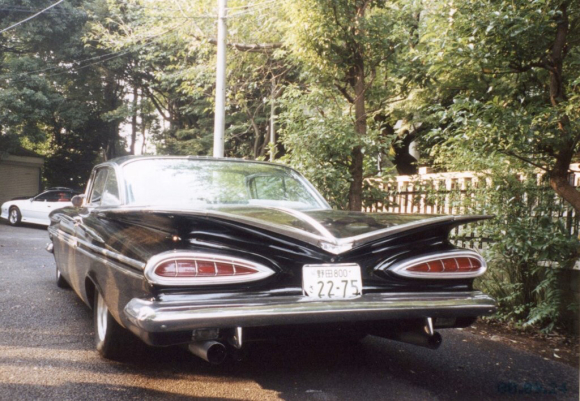 車は斜め後ろから The Standard