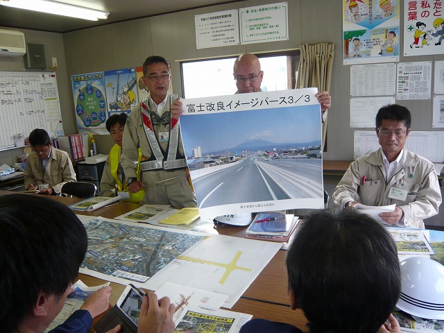 2月議会の予算審議で充実した議論を目指し、国道139号、新々富士川橋建設現場等を視察_f0141310_77630.jpg