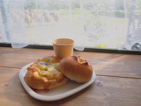 肉味噌とハーブポテト:パン焼き工房Neue(弘前市)_b0147224_21333220.jpg