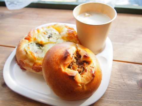 肉味噌とハーブポテト:パン焼き工房Neue(弘前市)_b0147224_2140183.jpg