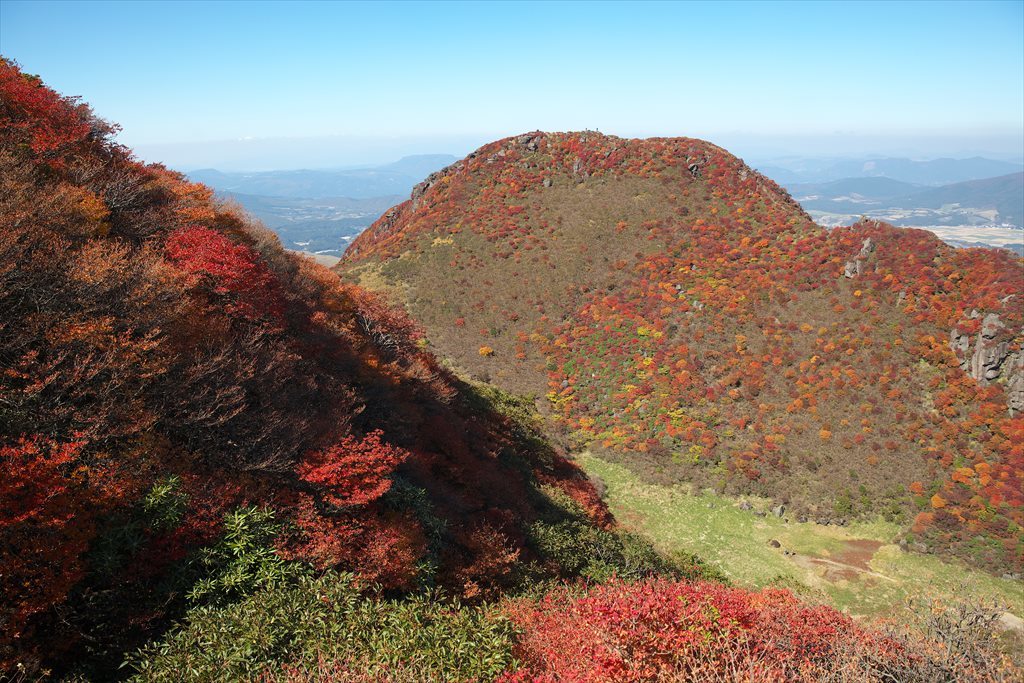 燃ゆる紅葉（九重連峰三俣山：みまたやま）を歩いて (2015.10.17)_c0346710_07143907.jpg