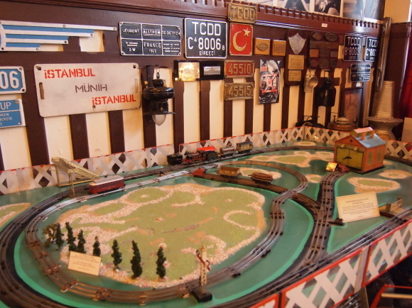 シルケジ駅にはミニ鉄道博物館があります_e0255060_01052921.jpg