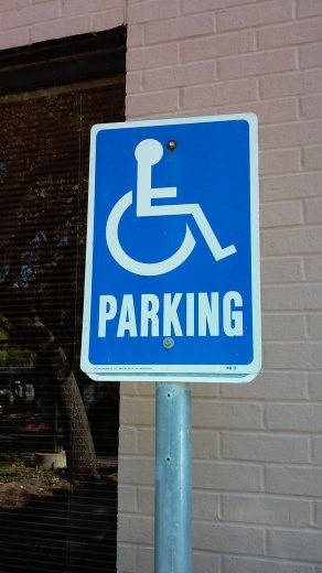 アメリカでハンディキャップ駐車場のシンボルを変える動きがあるという。_e0113803_06144651.jpg