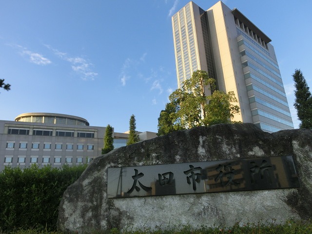 基礎工事が始まっていた高層庁舎工事を中断・見直しして完成した太田市役所と清水市長_f0141310_7271775.jpg