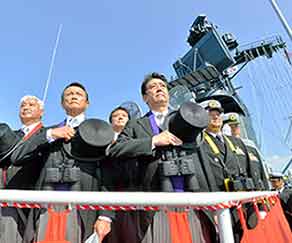 自衛隊観艦式での安倍首相の双眼鏡ストラップの色 海上自衛隊 つかさ組 自衛隊観艦式での安倍首相の双眼鏡ストラップの色 海上自衛隊 つかさ組