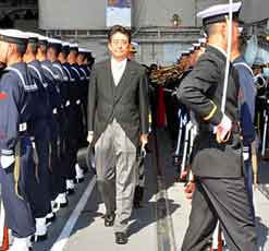 自衛隊観艦式での安倍首相の双眼鏡ストラップの色 海上自衛隊 つかさ組 自衛隊観艦式での安倍首相の双眼鏡ストラップの色 海上自衛隊 つかさ組