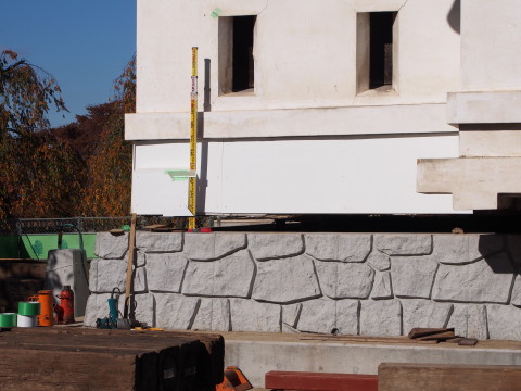 曳屋着座前と紅葉:弘前城曳屋工事*2015.10.23_b0147224_22173176.jpg
