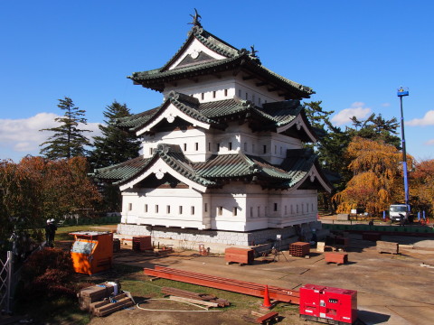 曳屋着座前と紅葉:弘前城曳屋工事*2015.10.23_b0147224_221753.jpg