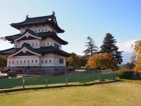 曳屋着座前と紅葉:弘前城曳屋工事*2015.10.23_b0147224_22242935.jpg