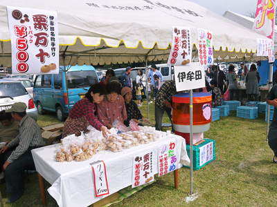 水源よかばい祭(2015) あす(10月25日)開催の「水源よかばい祭」に向け伊弁田名物「栗万十」作り!_a0254656_18524979.jpg