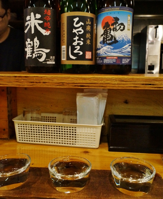 梅田「ひもの野郎」で日本酒飲みくらべ晩酌セット_b0063958_7313839.jpg
