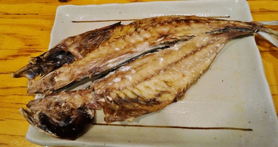 梅田「ひもの野郎」で日本酒飲みくらべ晩酌セット_b0063958_731941.jpg