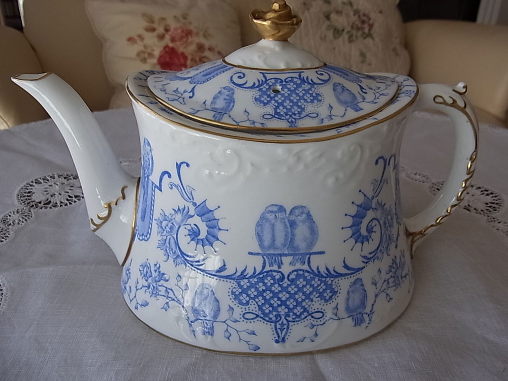 ロイヤル・クラウンダービー Tea pot_d0127182_14553149.jpg