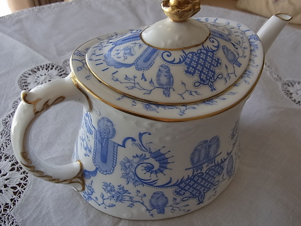 ロイヤル・クラウンダービー Tea pot_d0127182_1594771.jpg