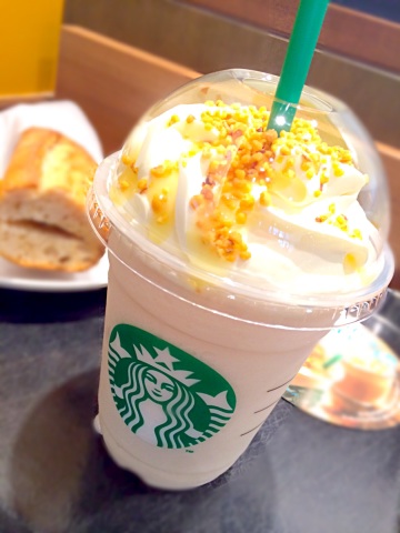 STARBUCKS『アーモンドミルク フラペチーノ® with ハニー クランチ』ローンチ❤️_d0346290_18014755.jpg