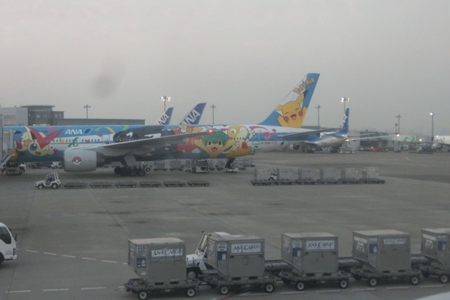 ANAポケモンラッピング飛行機羽田空港にて・・・可愛い飛行機_d0181492_17283603.jpg