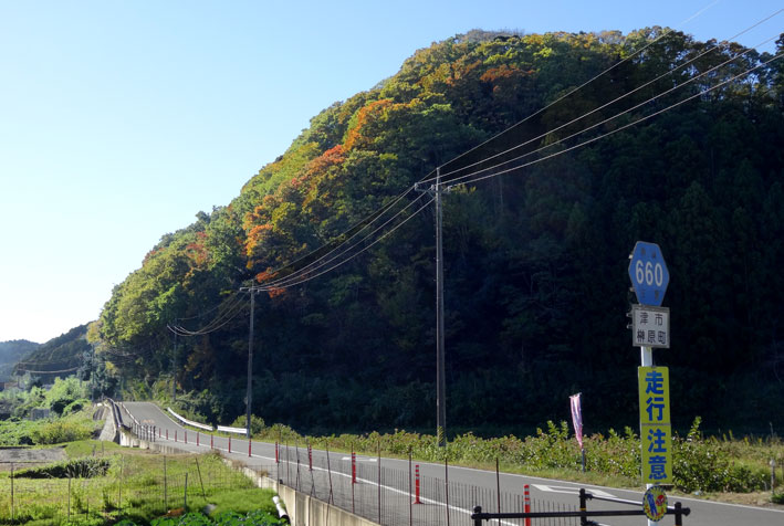嫁落としの山が色づきだした_b0145296_9221817.jpg