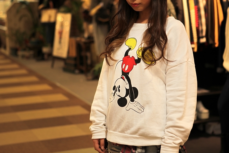 MICKY MICKEY HANDSTAND BOLUME SWEAT_b0329750_11165376.jpg