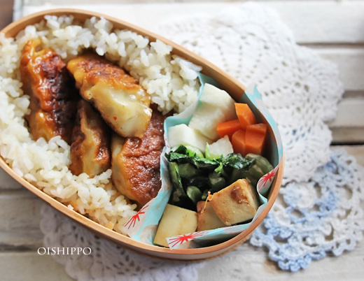 曲げわっぱ弁当、揚げ焼き餃子のお弁当。_e0143176_16434047.jpg