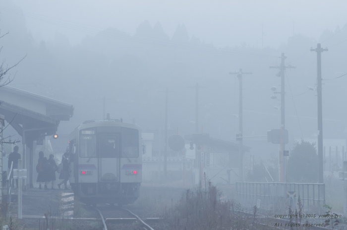 霧の中の通学列車_d0309612_23495280.jpg