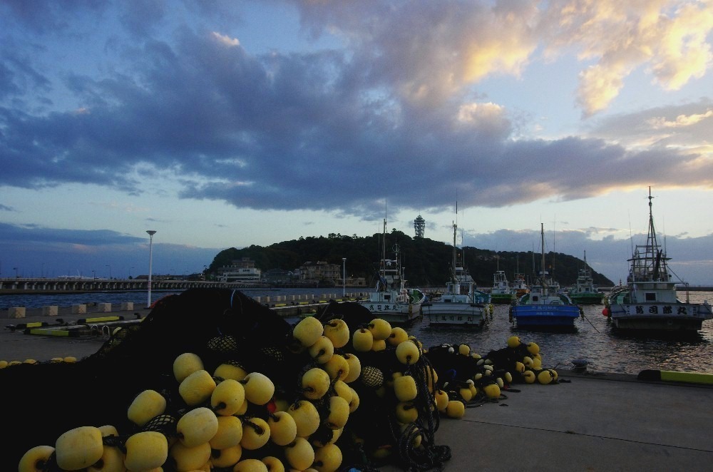 夕暮れどきの片瀬漁港_c0352813_10253052.jpg