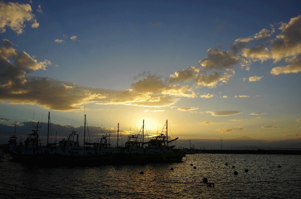 夕暮れどきの片瀬漁港_c0352813_10265833.jpg