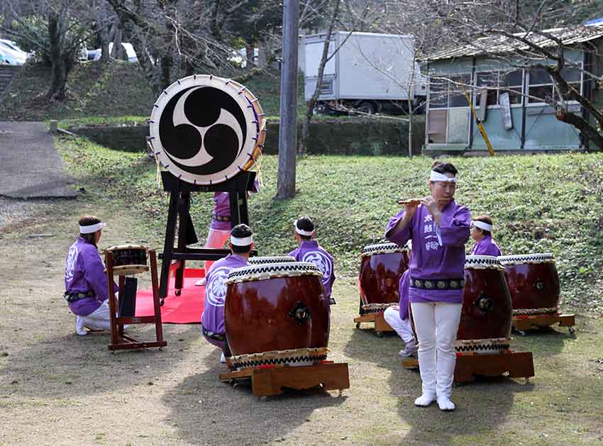 マークエステル氏「忌部神社」へ絵画を奉納♪_d0058941_2114878.jpg