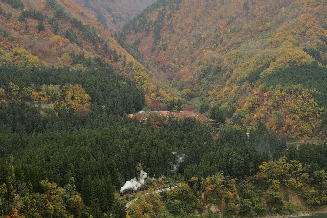 紅葉と白煙 - 2015年錦秋・只見 - _b0190710_20393821.jpg