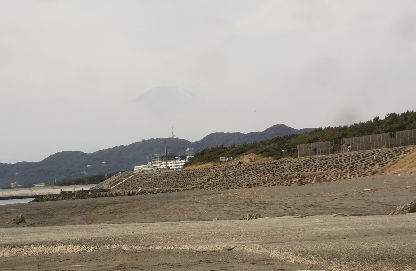 海岸に難破船が漂流?..茅ヶ崎の座礁船_b0137932_13503273.jpg