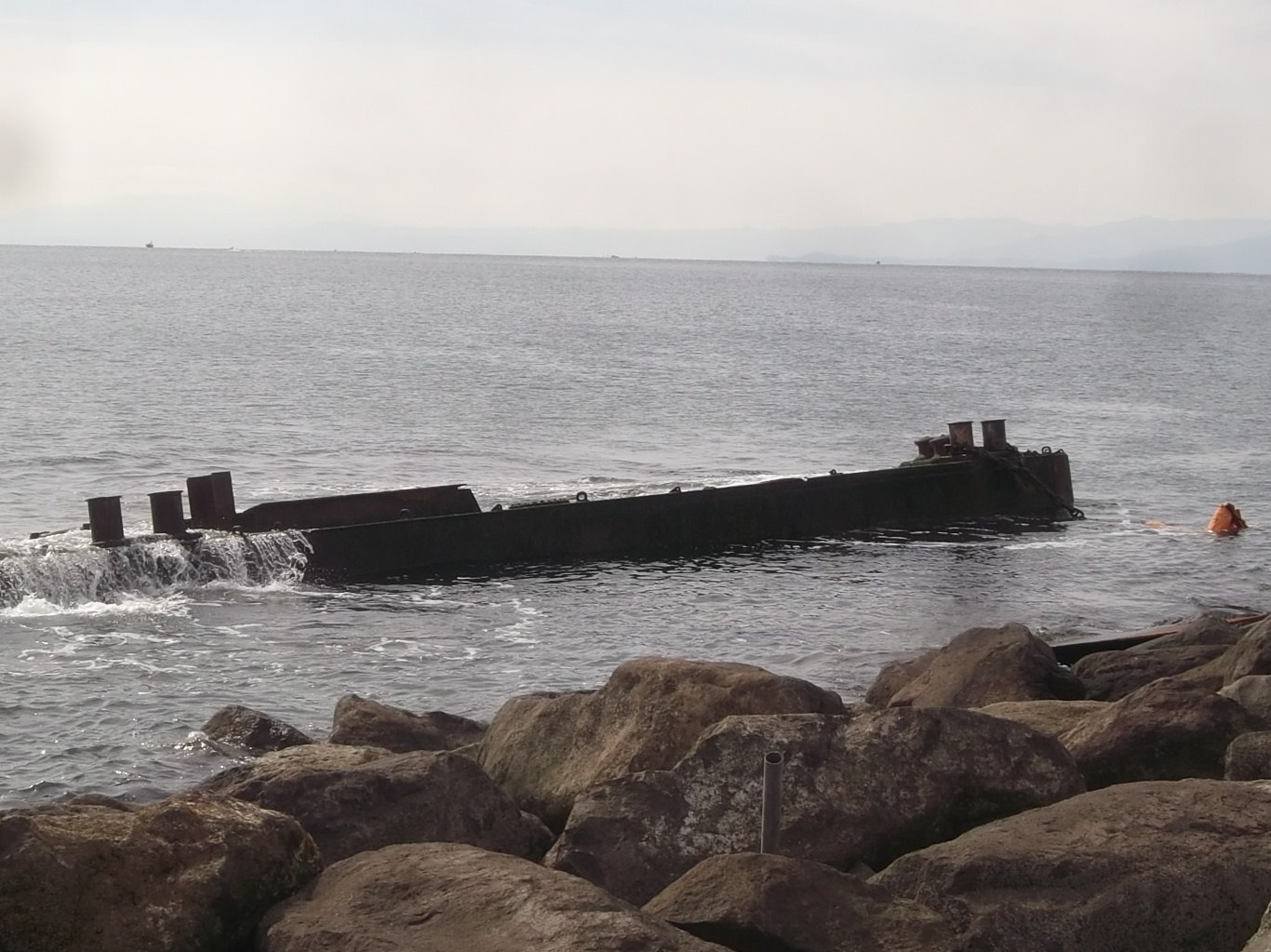 海岸に難破船が漂流?..茅ヶ崎の座礁船_b0137932_13523059.jpg