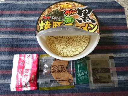 サンポー食品　焼豚ラーメン黒_b0042308_13535142.jpg