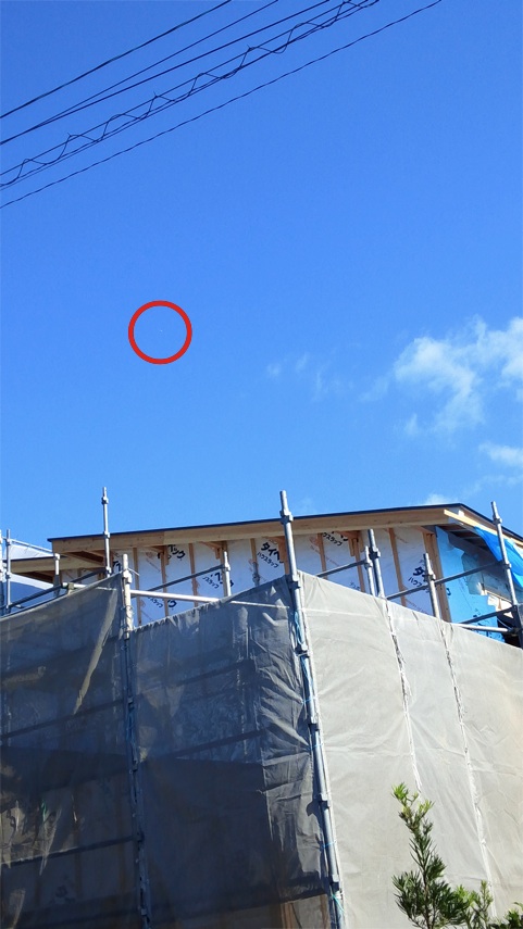 ついに我が家の上空で「銀色の葉巻型UFO」撮影に成功！？_e0171614_141379.jpg