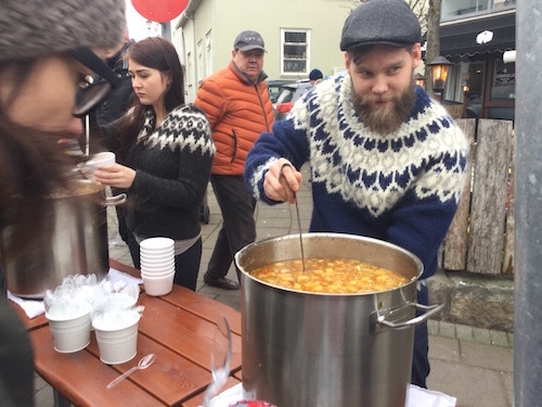 アイスランド名物 囚人も給仕 熱々のラム スープをたっぷり召し上がれ Icelandia アイスランドブログ