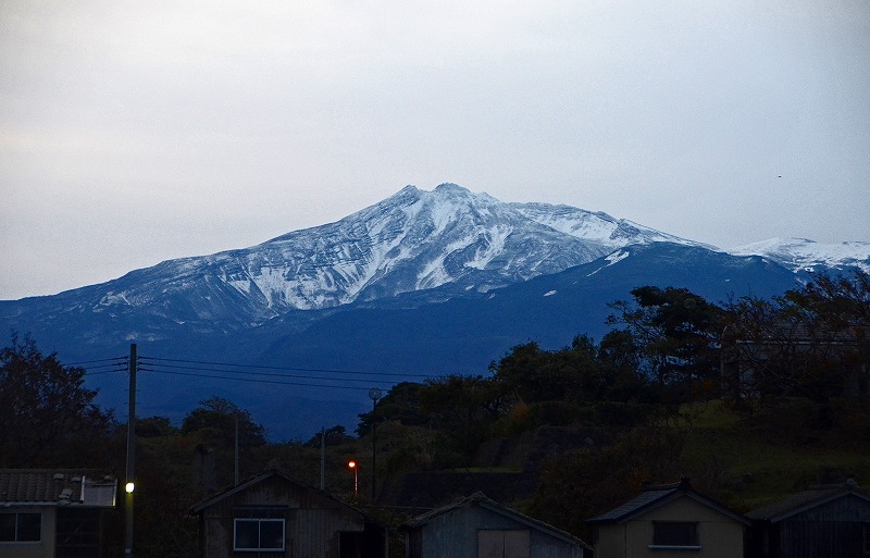 今朝の鳥海山は雪が・・・・_f0121379_2043477.jpg