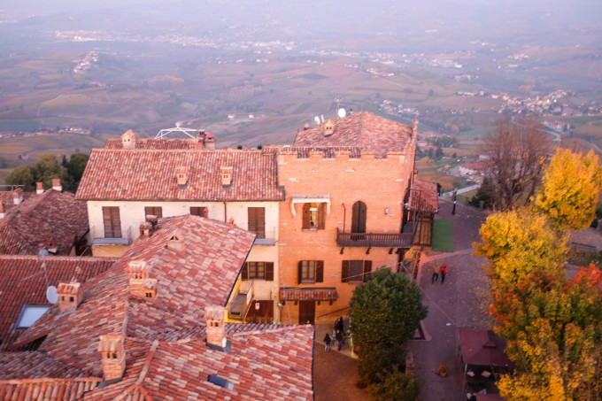 イタリアの紅葉した葡萄畑の丘🍇 Le colline delle Langhe in autunno_b0246303_16391994.jpg