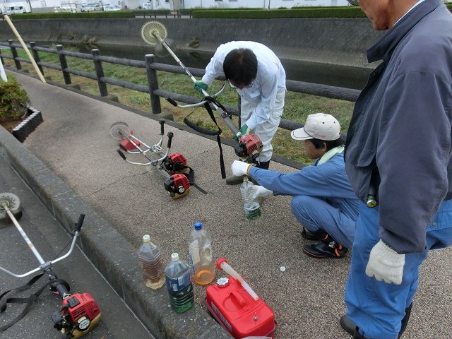 秋の日差しの中、小潤井川の草刈りと「ホルモンちゅうちゃん」での払い_f0141310_7253333.jpg